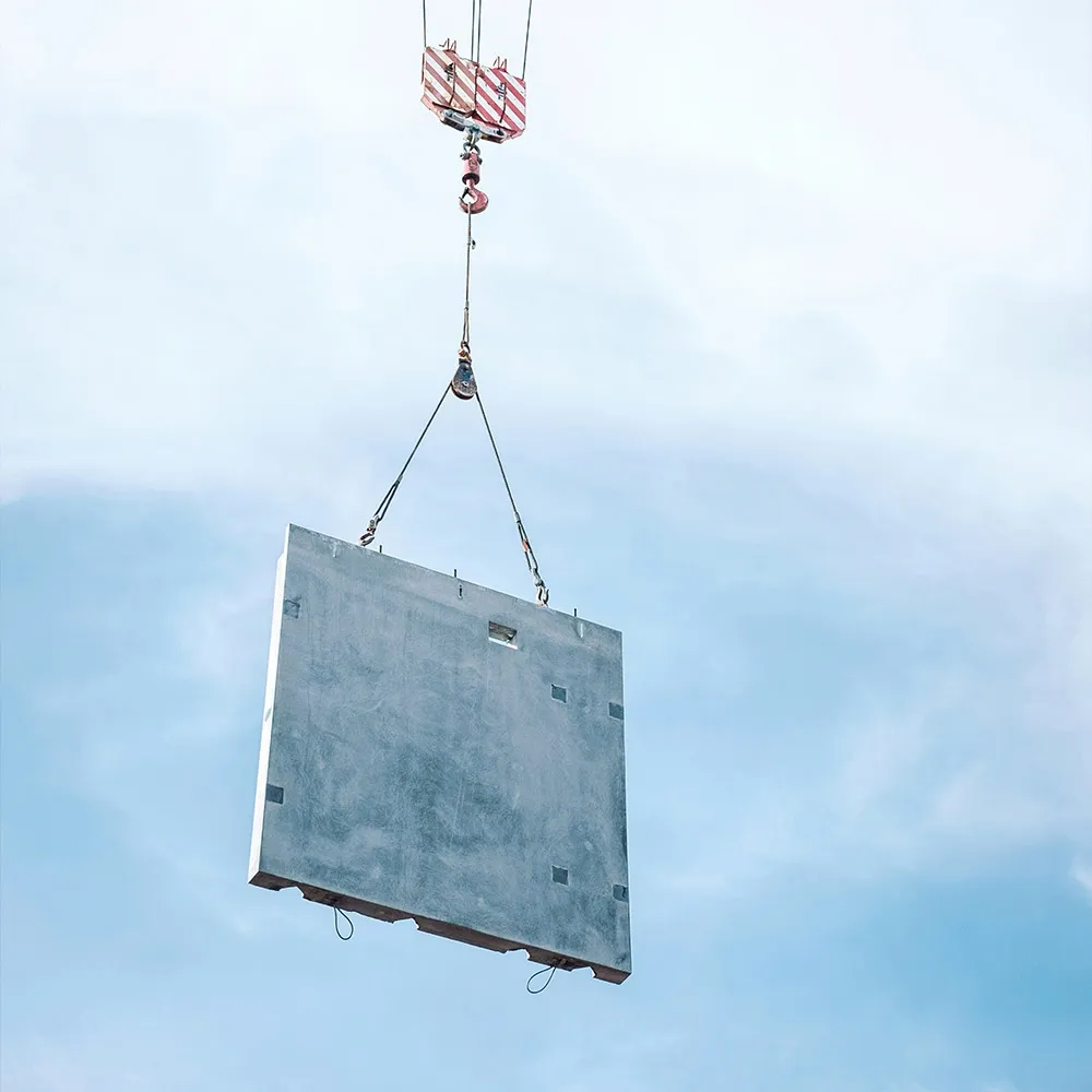 Structure de béton attachée à une grue