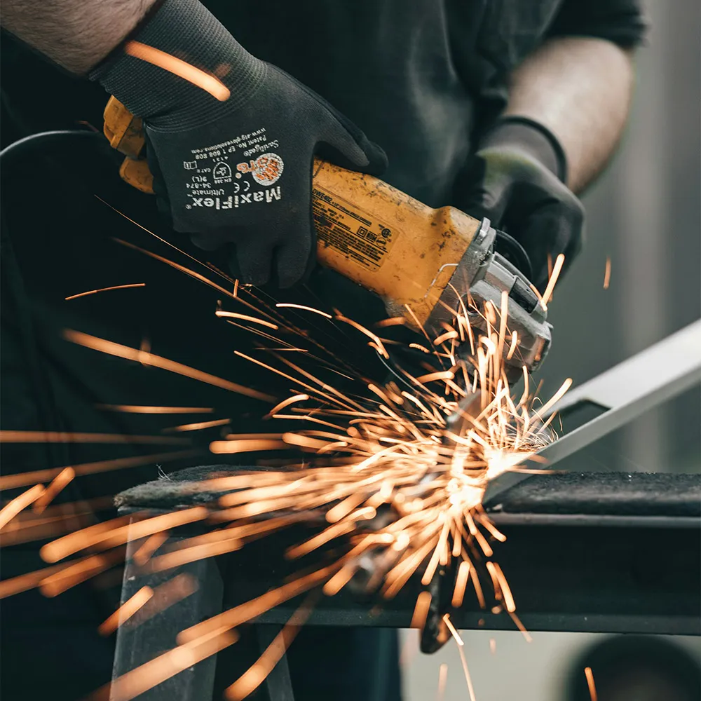 Travailleur qui coupe de l'acier